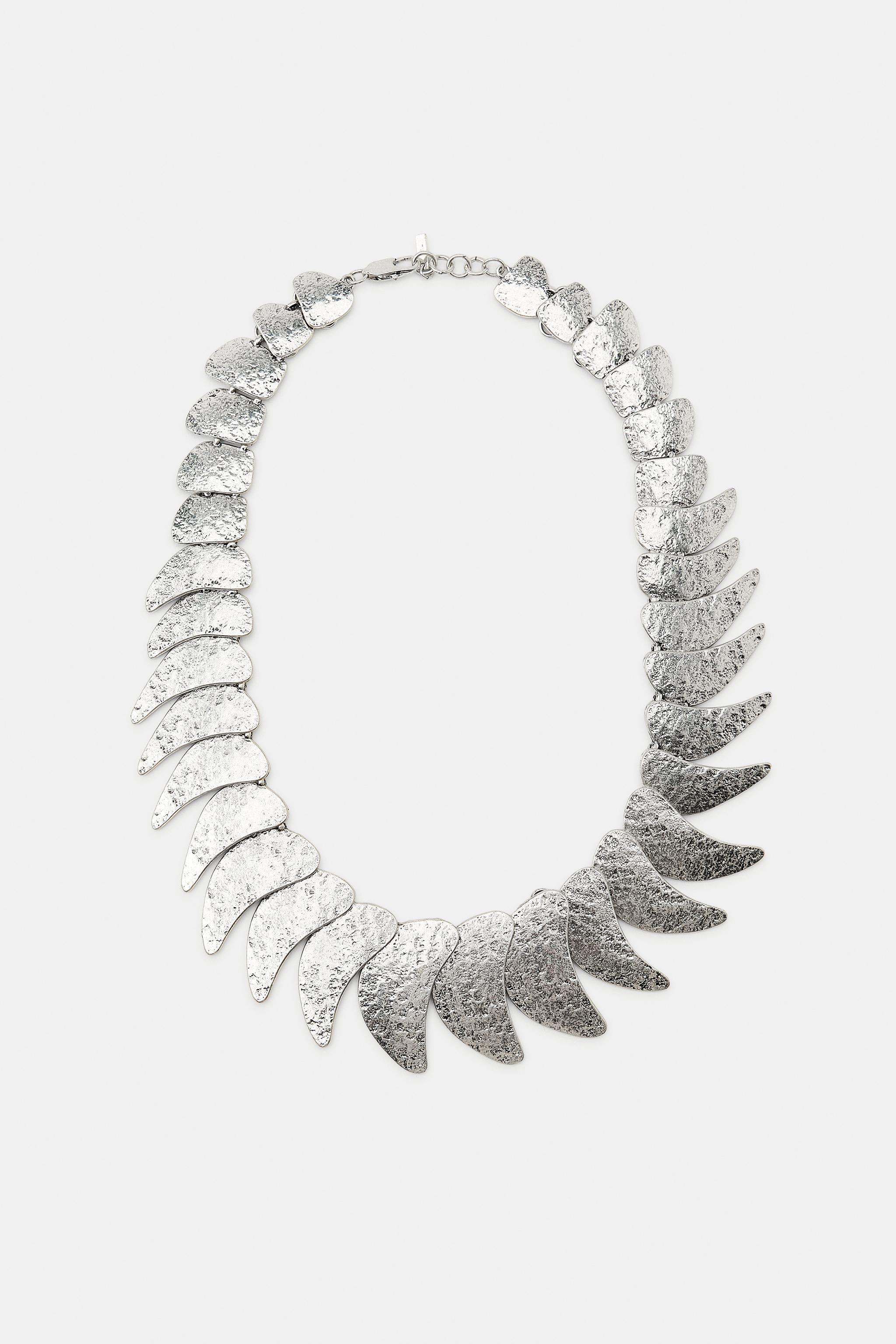 COLLIER À PLAQUES MÉTALLIQUES EN FORME DE LARMES